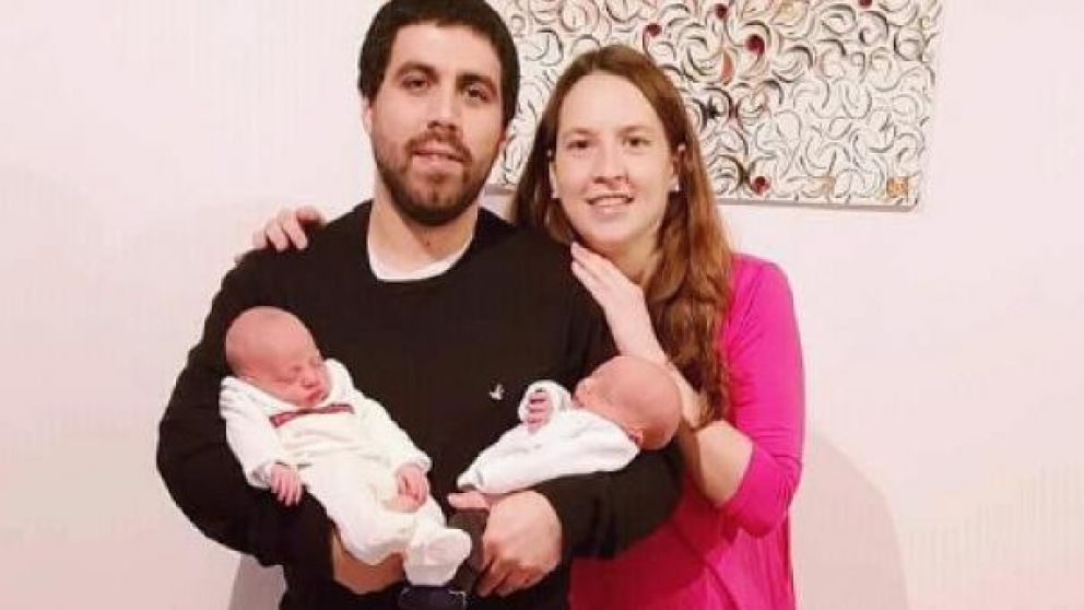 Manuel, en brazos de su papá, junto a su hermanita y su mamá.