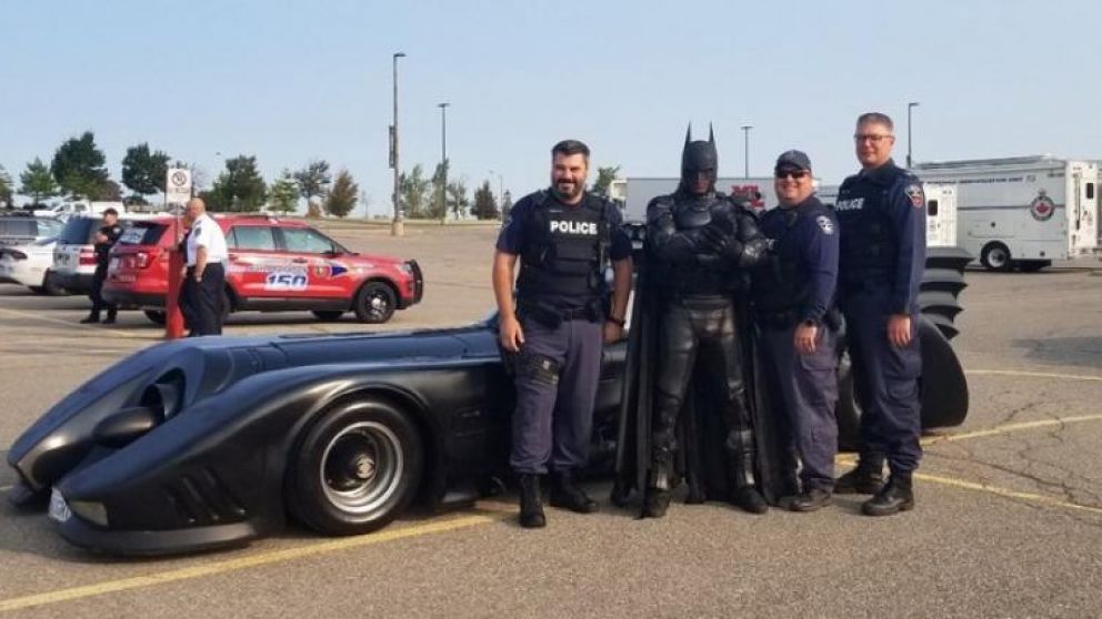 El superhéroe ya tiene varias fotos con efectivos de la policía.