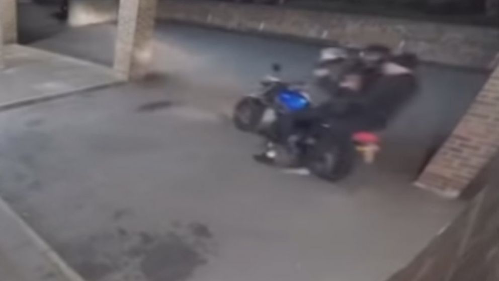 En una moto, los tres ladrones arribaron al lugar.