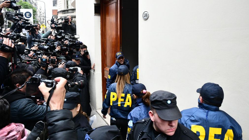 La policía, ingresando al domicilio de la ex presidenta (Jonatan Moreno-Diario Crónica).