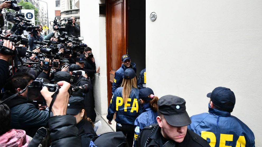 La policía, ingresando al domicilio de la ex presidenta (Jonatan Moreno-Diario Crónica).