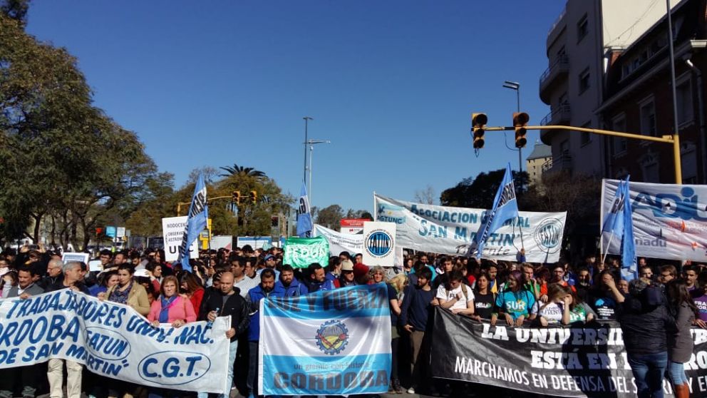 Fueron miles. La crisis llegó a la Educación. (Gentileza lmdiario.com.ar)