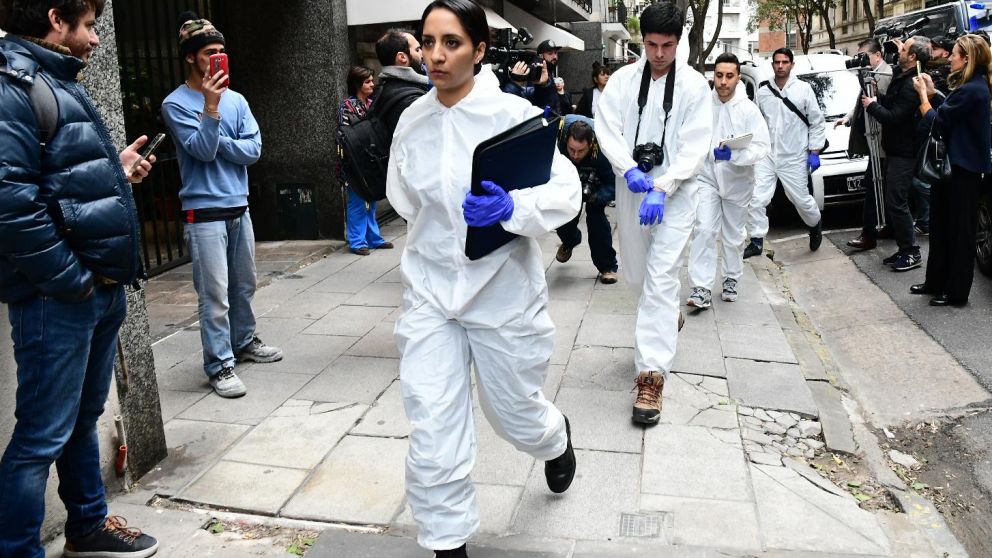 Los especialistas ingresando al departamento de Cristina. (Jonatan Moreno/Diario Crónica)