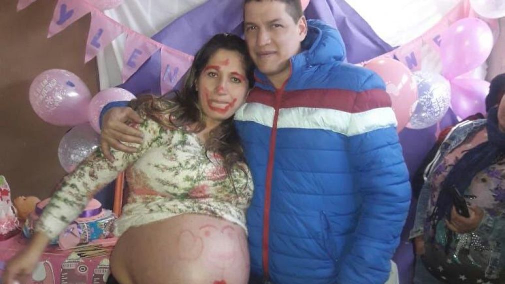 Entró embarazada de gemelas al hospital y le dieron un solo bebé