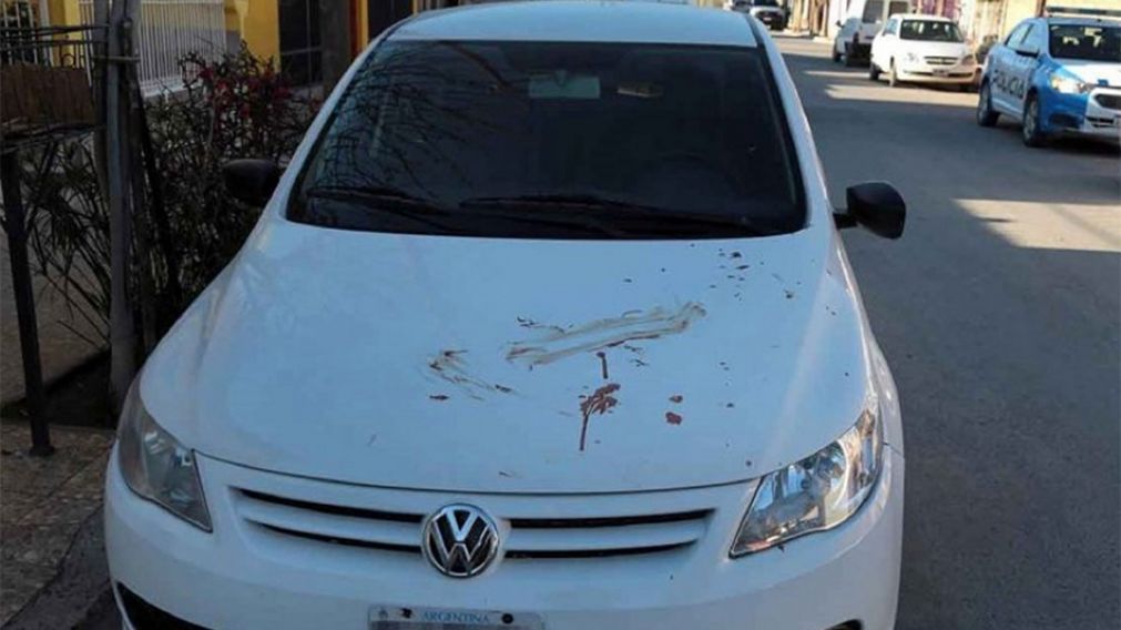 Así estaba el capot del joven que violó y golpeó a la chica. (Gentileza LMNeuquén)