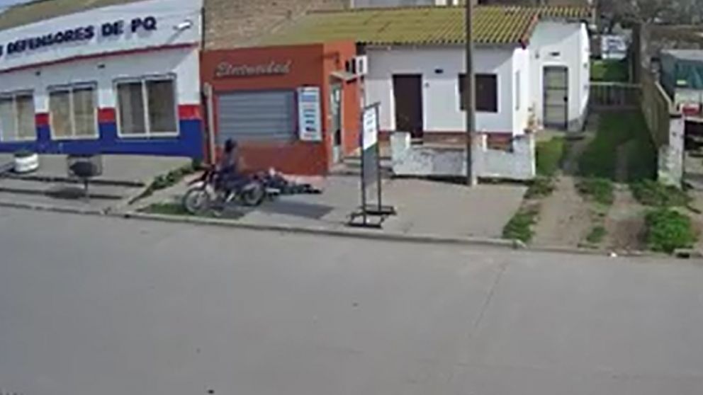 Motochorro arrastró a jubilada para robarle la cartera