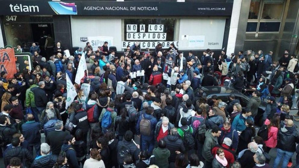 Por los despidos masivos, los trabajadores y trabajadoras de la agencia tomaron pacíficamente los edificios de la agencia.