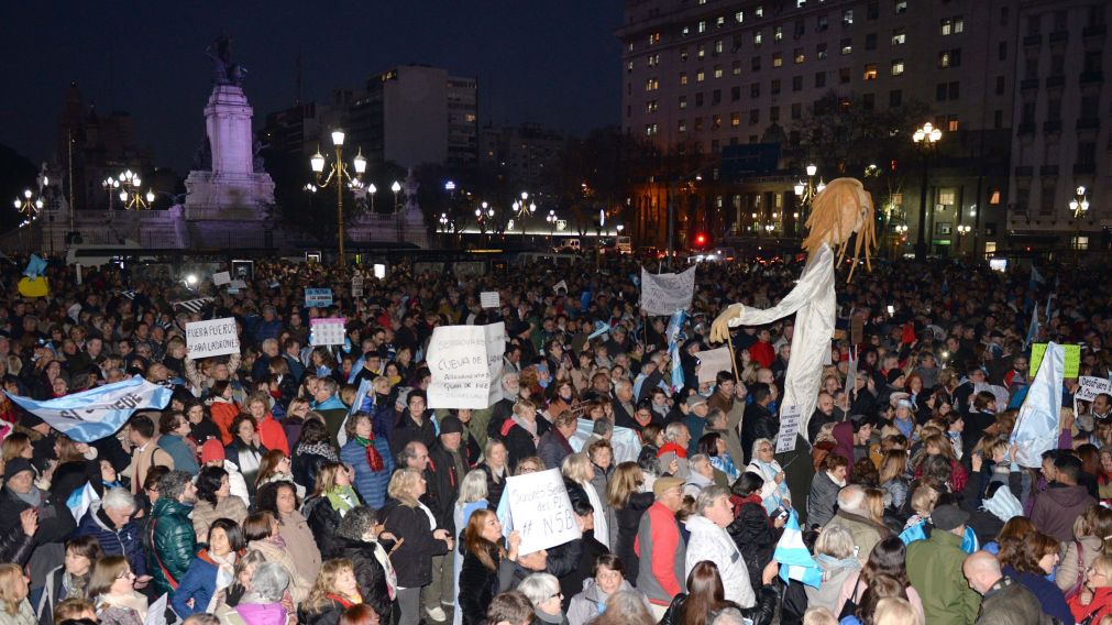 Miles de manifestantes piden "cárcel" para la ex presidenta (N. Ventura/Crónica)