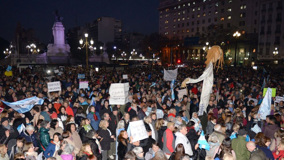 Miles de manifestantes piden "cárcel" para la ex presidenta (N. Ventura/Crónica)