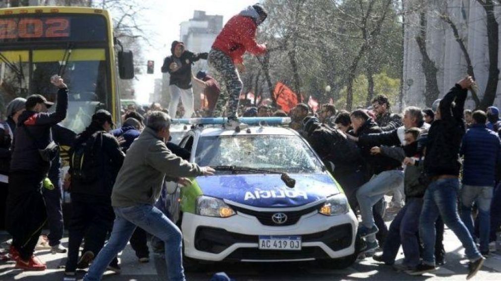 La escena más dramática de la protesta en La Plata