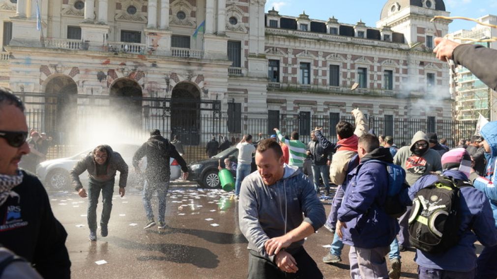 Gases lacrimógenos y piedrazos en los incidentes entre la policía y manifestantes.