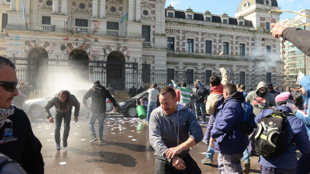 Gases lacrimógenos y piedrazos en los incidentes entre la policía y manifestantes.