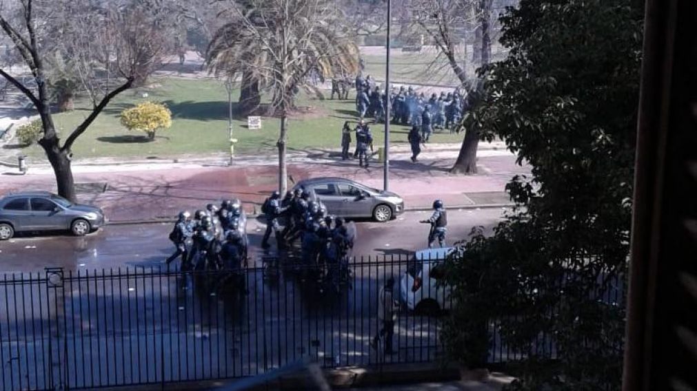 La policía impidió que los trabajadores lleguen a las puertas de la Gobernación.