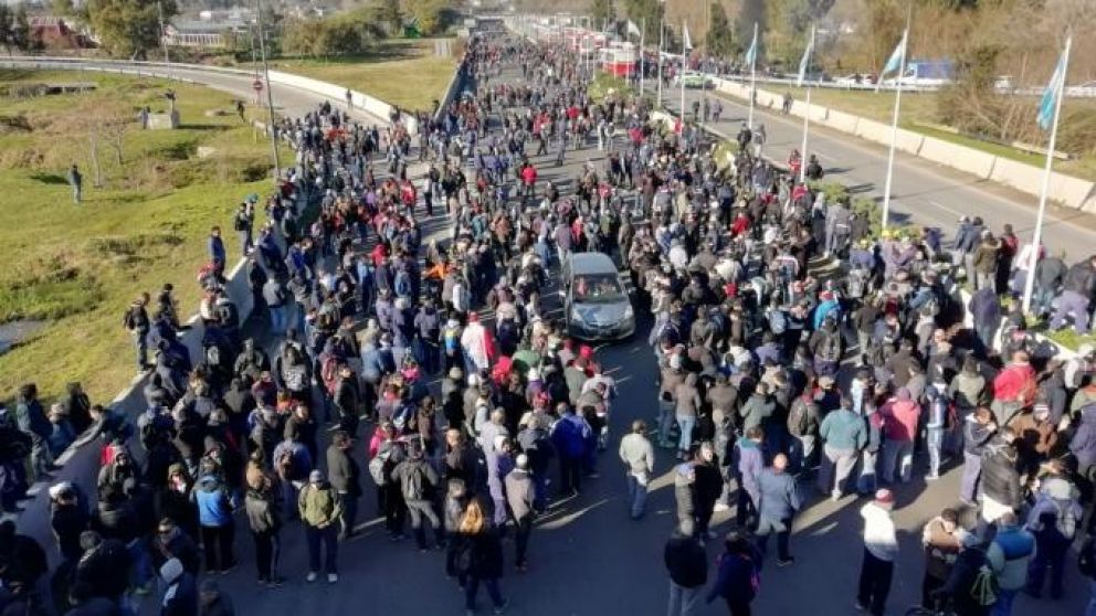 Los trabajadores reclamaron mejoras salariales y advirtieron un posible cierre.
