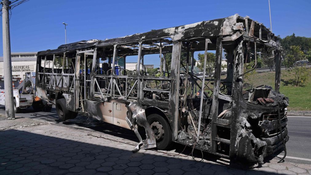 Presuntos narcos incendiaron un colectivo durante los procedimientos.