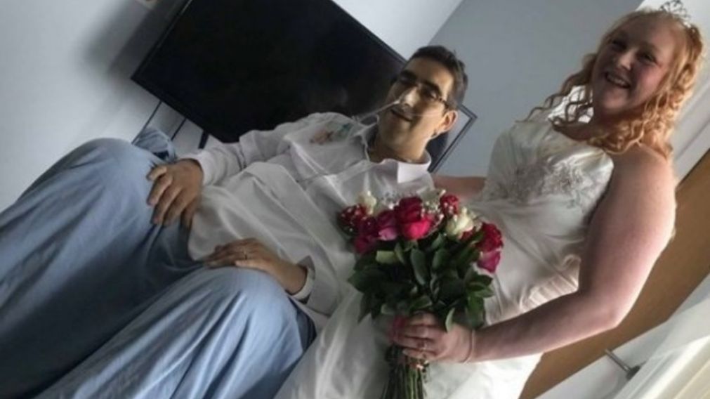 Plulmey y White, durante su boda en una clínica de Bristol.