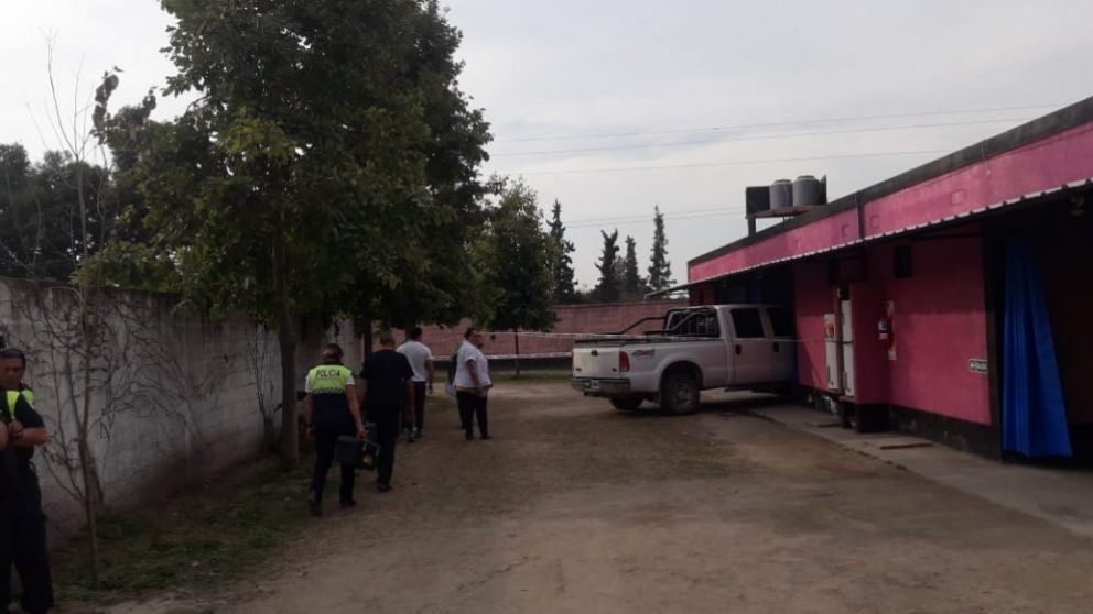 La policía busca intensamente a la pareja del hombre que falleció en el hotel alojamiento.