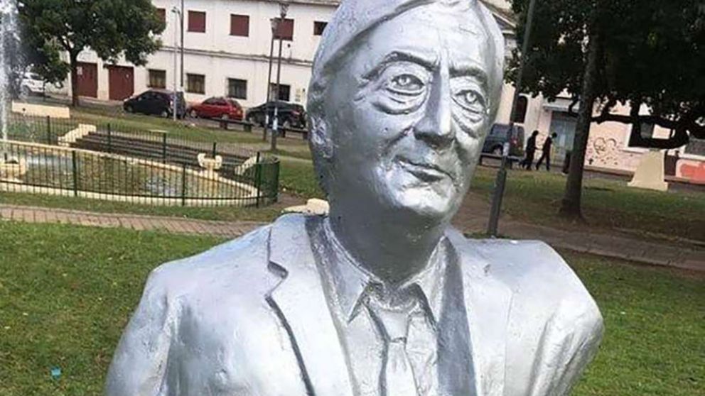 Proponen sacar los bustos del ex presidente en varias ciudades.