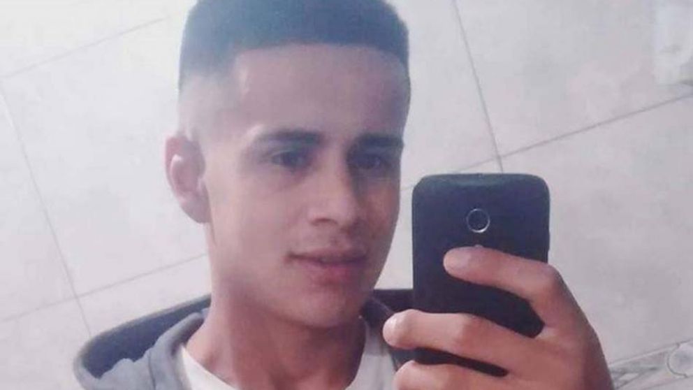 Dos motochorros intentaron robarle la moto y como se escapó, lo balearon.