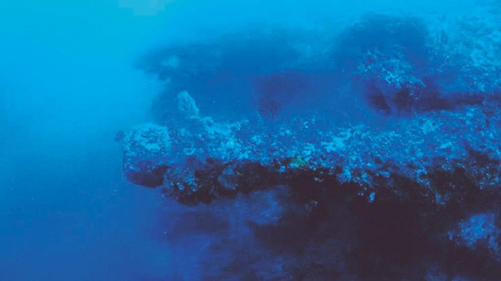 El equipo de filmación en acción, cerca del extraño objeto.