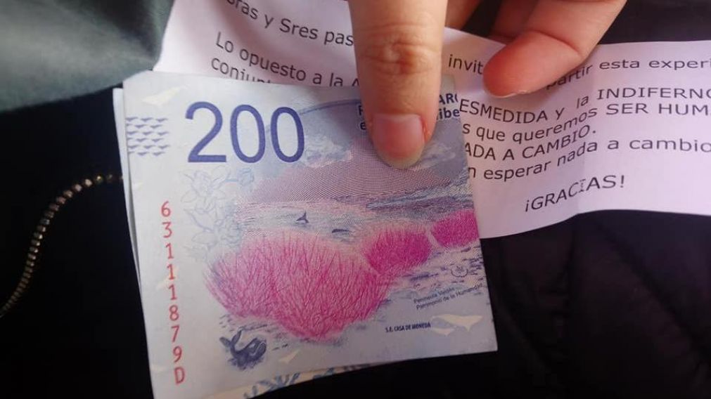 Furor por abuelo que repartió billetes de $ 200 en el tren Sarmiento