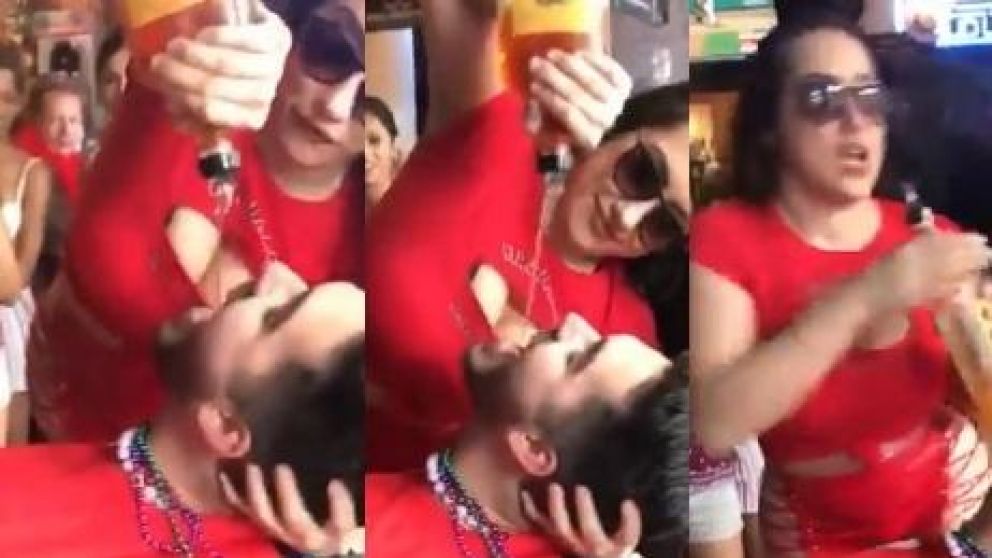 La camarera realizaba un show "hot" junto a un cliente