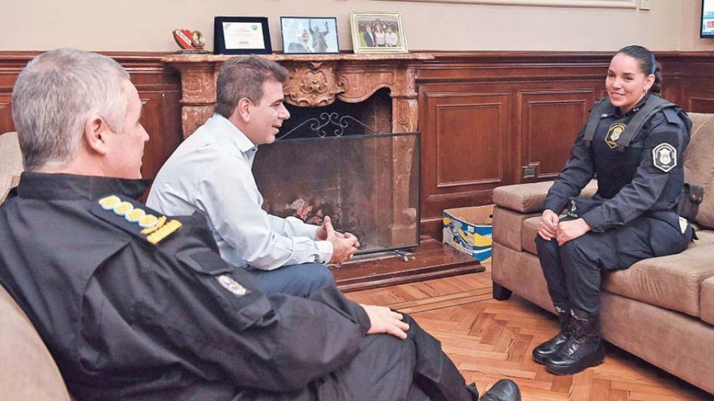 El Ministro, Cristian Ritondo y el jefe de policía, Fabián Perroni, la ascendieron a sargento.