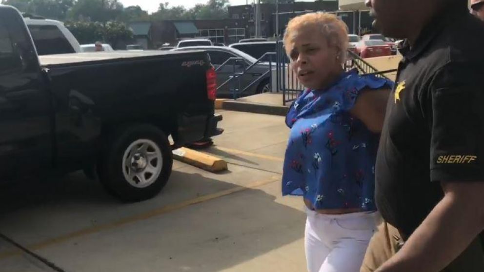 Los efectivos policiales arrestaron rápidamente a la agresora.