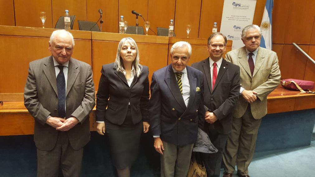 Ricardo López Murphy, Rosendo Fraga e Irma Argüello debatieron sobre las Fuerzas Armadas.