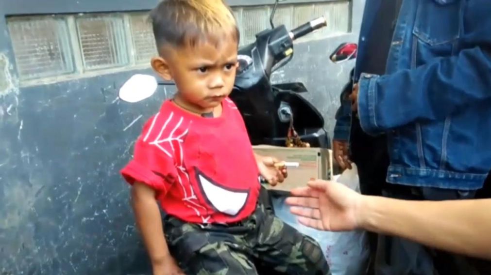 Cigarrillo en mano. As� le gusta pasar las horas al peque�o RAP.