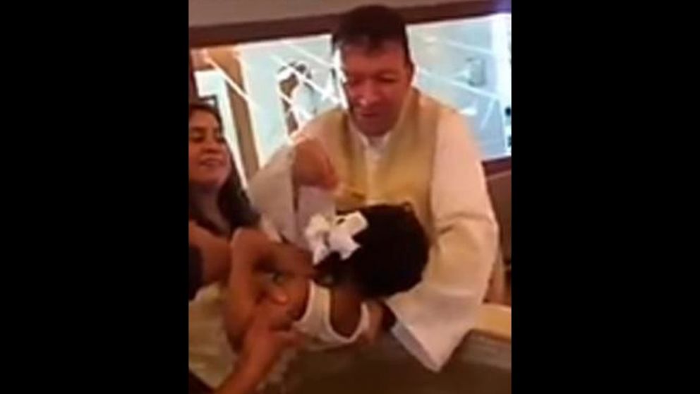 Este es el momento en que la nena insulta al cura que la bautiza. (Captura de video)