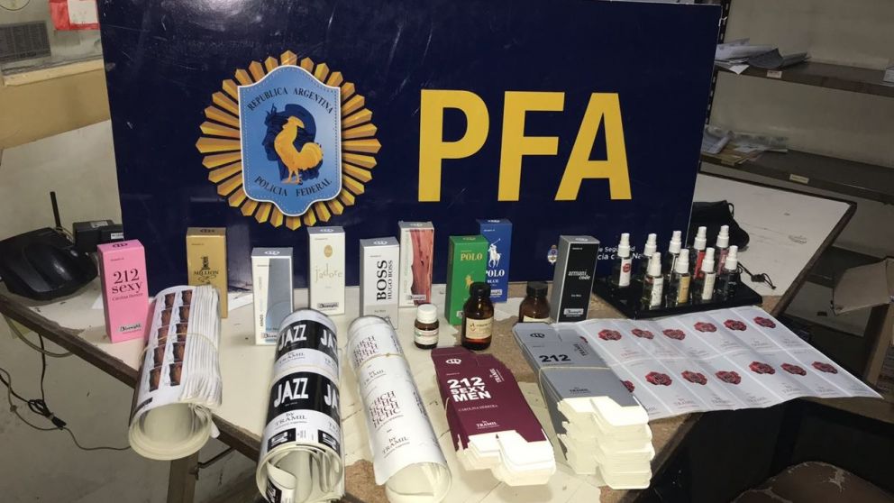 Se decomisaron más de 1500 cajas de fragancias truchas.