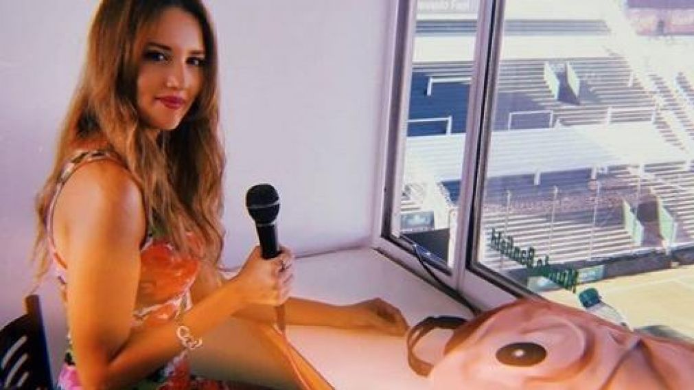 Acosó a una periodista en la cancha y lo escracharon en las redes