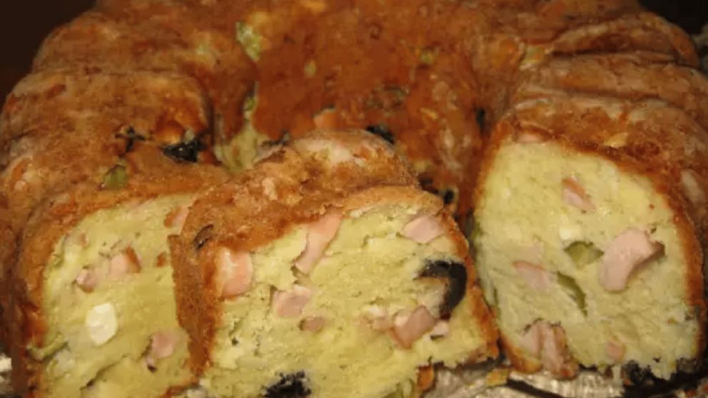 Bizcochuelo salado listo para disfrutar: esponjoso, versátil y perfecto para picadas o merienda.