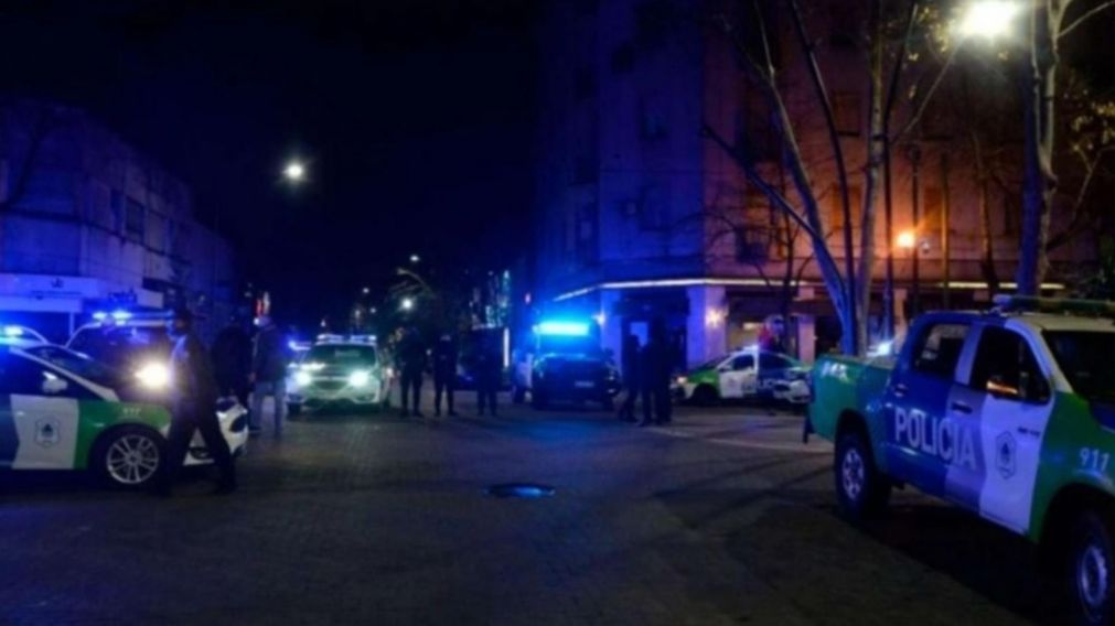 Los policías realizan diferentes procedimientos para apresar al delincuente prófugo.