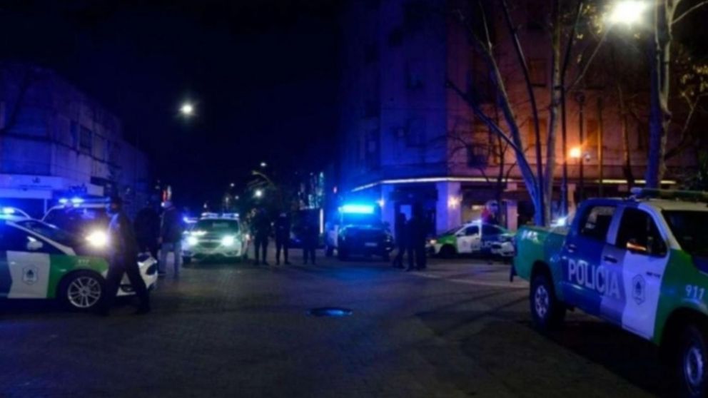 Los policías realizan diferentes procedimientos para apresar al delincuente prófugo.