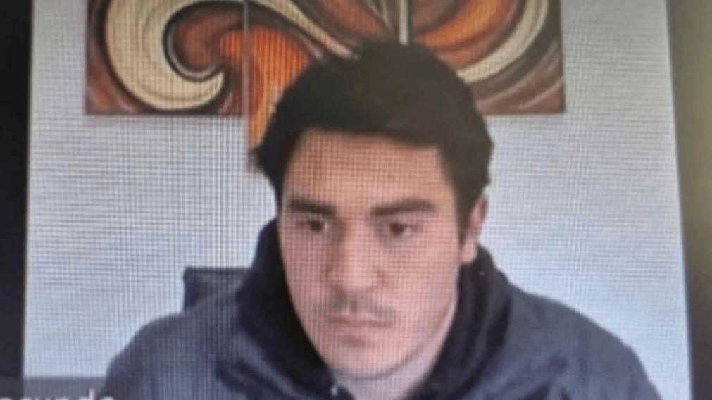 Facundo Ángel Plos, quien fue condenado por abuso sexual y homicidio, se quitó la tobillera electrónica en plena audiencia y se escapó.