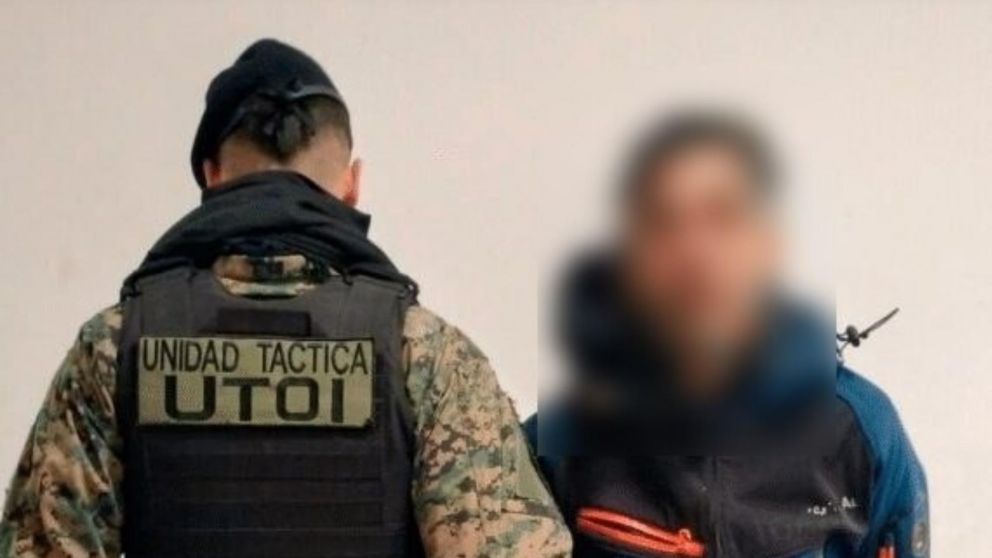 Este es uno de los malvivientes que resultó aprehendido por los efectivos policiales.