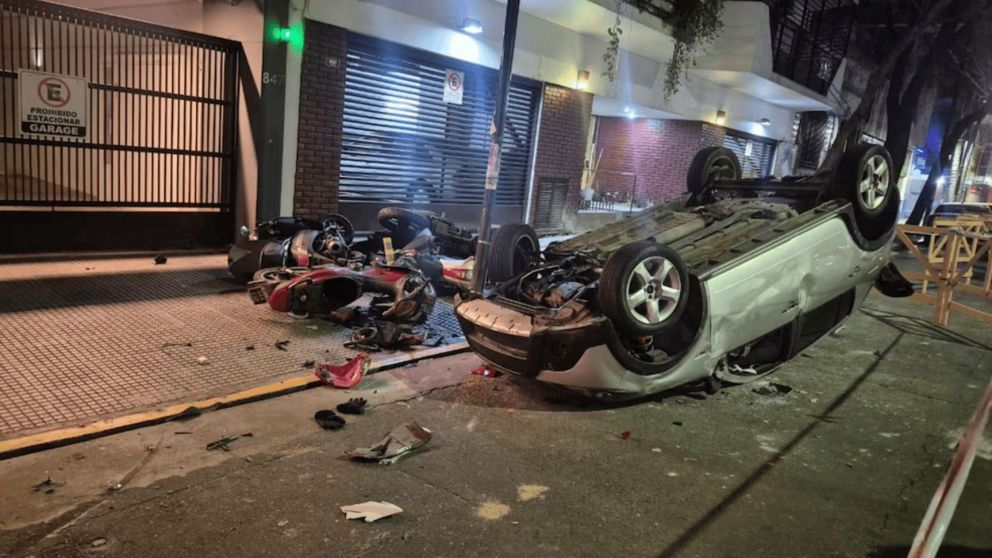 Impactante choque y vuelco en Villa Crespo: no hubo heridos.