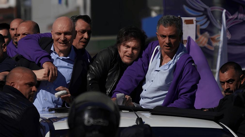 Javier Milei en Lomas de Zamora, durante la caravana de campaña que recibió insultos y piedrazos.