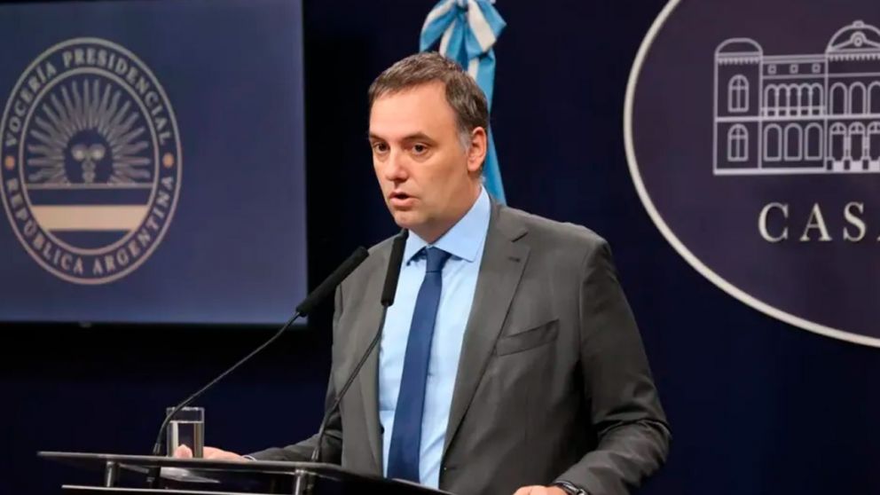 SADAIC intimó judicialmente a Manuel Adorni por calumnias: "La música tiene valor y tiene dueño"