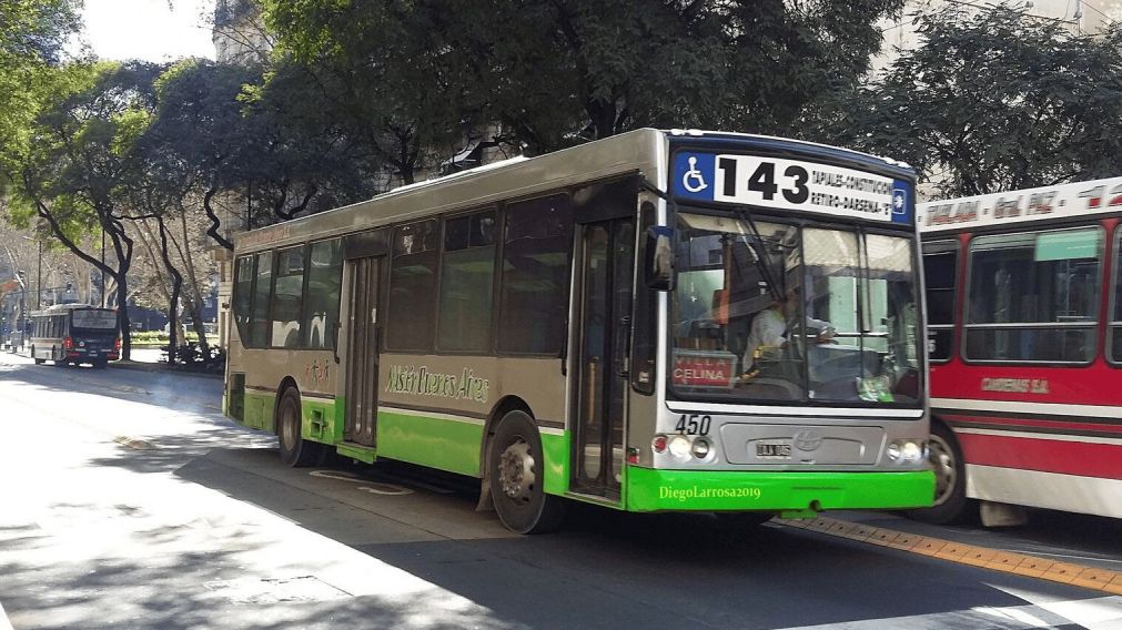 Una mujer de 82 años murió cuando intentaba descender del colectivo en el viajaba (Imagen ilustrativa).