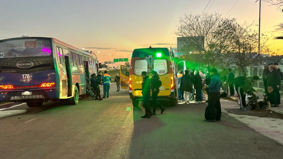 25 heridos luego del incidente donde el colectivo se lleva puesto una luminaria