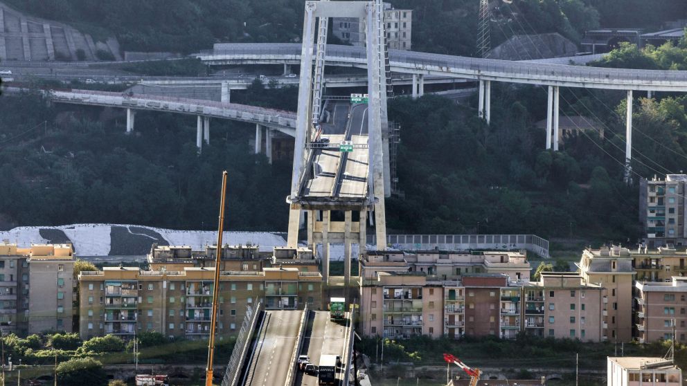 De película. El puente de Génova, partido al medio.