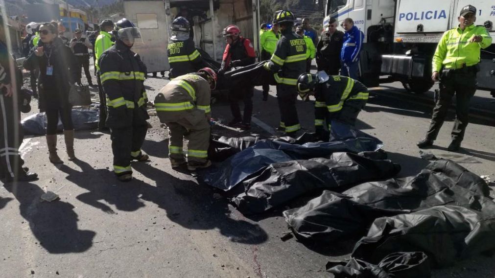 Los param�dicos trabajaron en el lugar del accidente. (AFP).