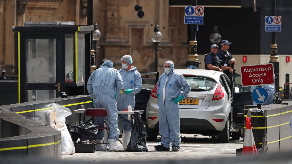 Los pesquisas peritan el vehículo que protagonizó el incidente. (AFP)