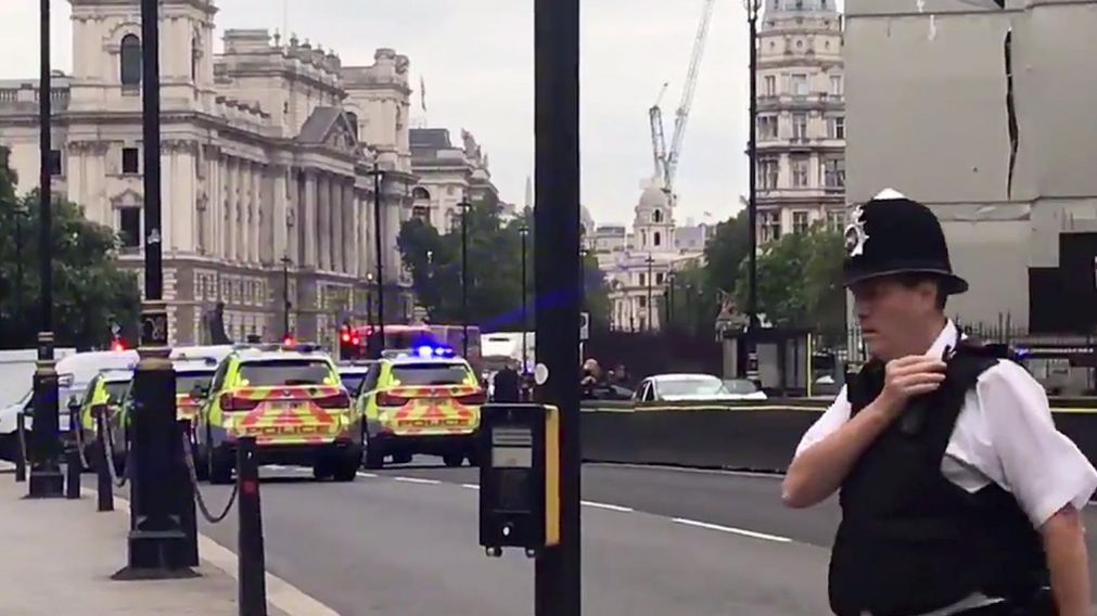Terrorista atropelló a personas y estrelló auto contra parlamento "pirata"