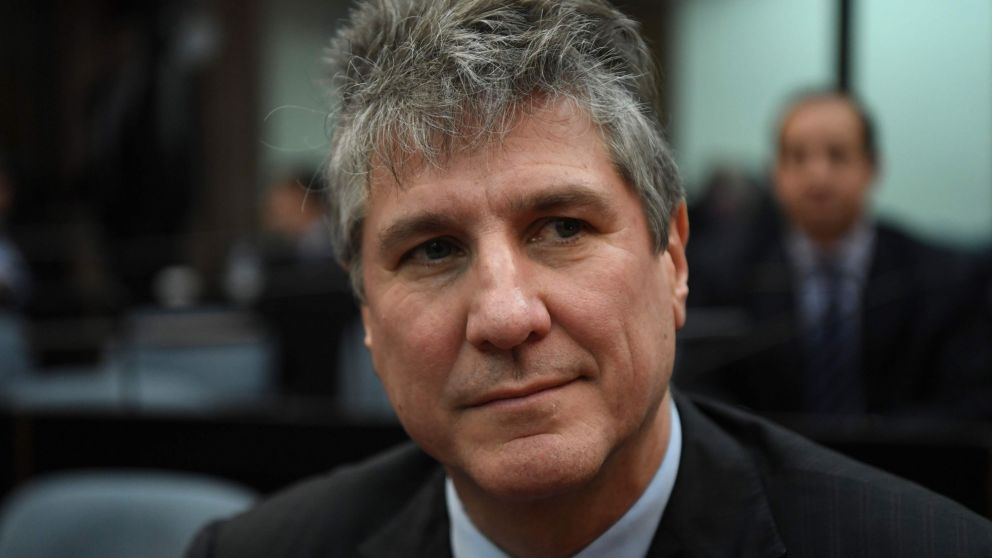 El ex presidente continuará preso la negativa de Tribunal Oral Federal 4.