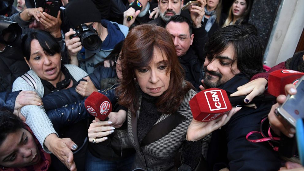 La ex presidenta, rumbo a los tribunales, rodeada de vecinos y periodistas (AFP).
