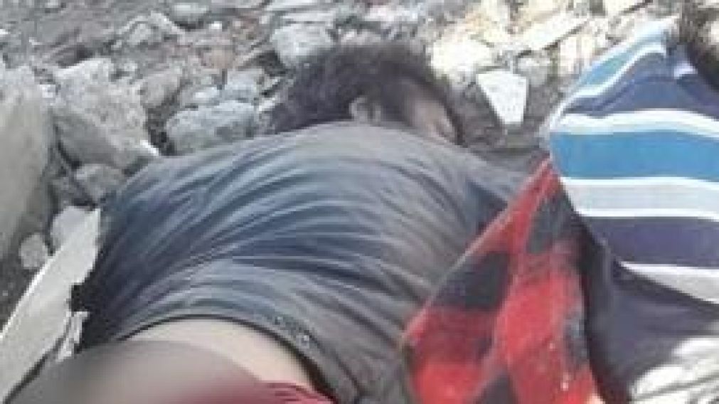 El cuerpo de la víctima ya fallecida y violada.
